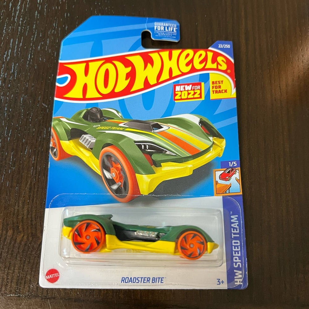 2022 Hot Wheels Speed Team Green & Yellow Roadster Bite 1/5 22/250